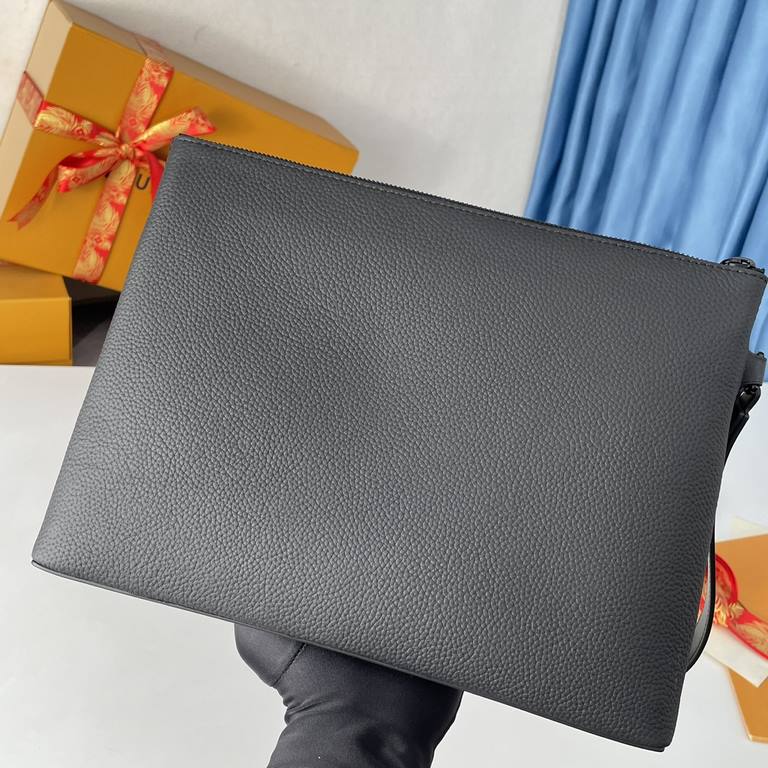 Top    Overseas Original M69837 Black Exclusive Actual! The new LV Aerogram clutch is a restrained design with an on-trend flair. The soft, supple cowhide leather resembles an old-fashioned airline letterhead, while the 