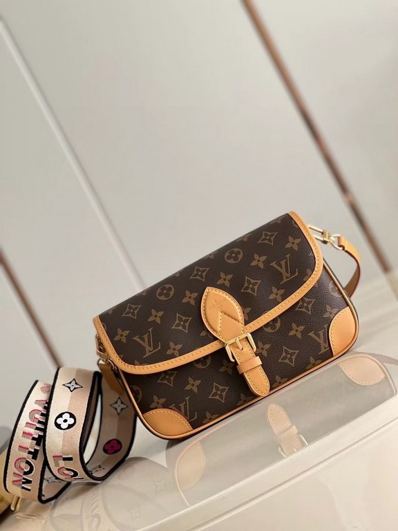 Original top antique bag series Diane handbag with a leather shoulder strap (can armpit back) an embroidered shoulder strap (can be shoulder back diagonal cross) can be removed   capacity daily enough to use to load the 