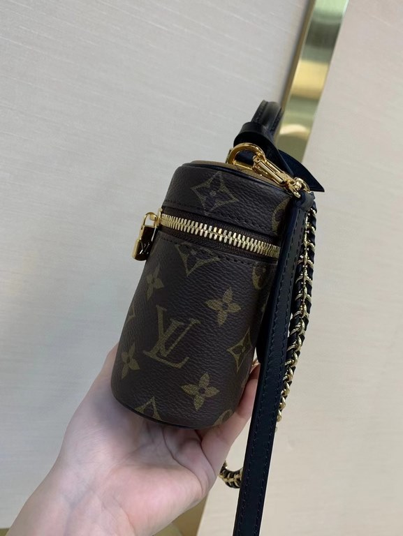 TopVANITY CHAIN POUCH handbagM47125The Vanity Chain Pouch draws inspiration from the classic vanity case and interprets the spirit of travel in Monogram canvas. Leather is incorporated into the top handle and detachable 