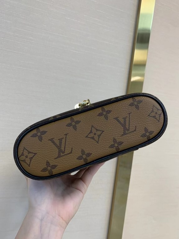 TopVANITY CHAIN POUCH handbagM47125The Vanity Chain Pouch draws inspiration from the classic vanity case and interprets the spirit of travel in Monogram canvas. Leather is incorporated into the top handle and detachable 