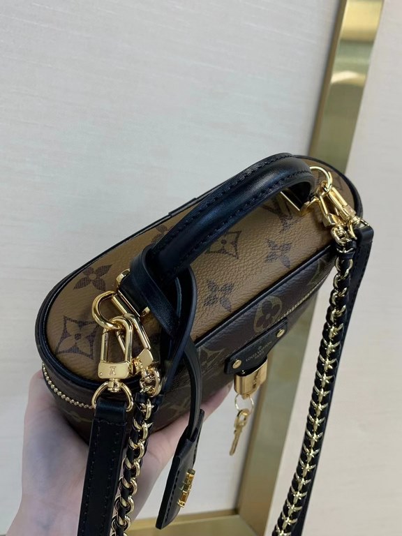 TopVANITY CHAIN POUCH handbagM47125The Vanity Chain Pouch draws inspiration from the classic vanity case and interprets the spirit of travel in Monogram canvas. Leather is incorporated into the top handle and detachable 