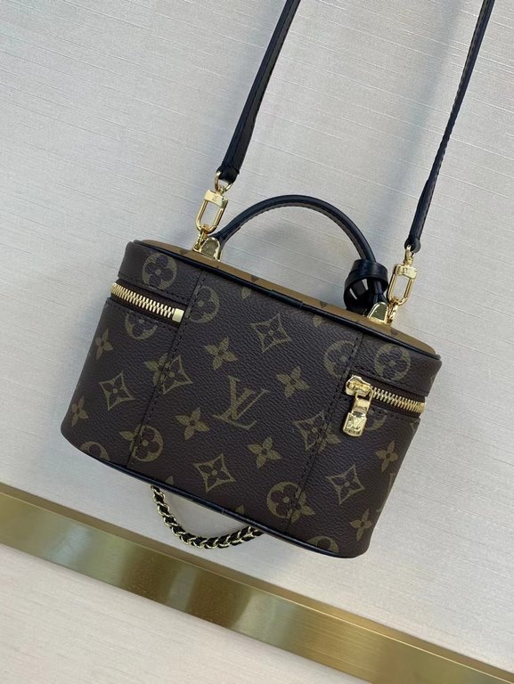 TopVANITY CHAIN POUCH handbagM47125The Vanity Chain Pouch draws inspiration from the classic vanity case and interprets the spirit of travel in Monogram canvas. Leather is incorporated into the top handle and detachable 