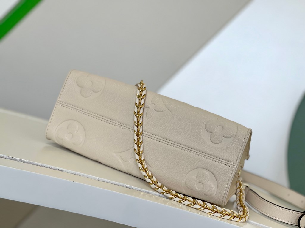 M23698 OnTheGo East West Handbag in Cream ColorIntroducing the Ays OnTheGo small tote bag design, the East West's ample shape is reinvented in Monogram Empreinte leather with a Giant Monogram embossed on the leather body