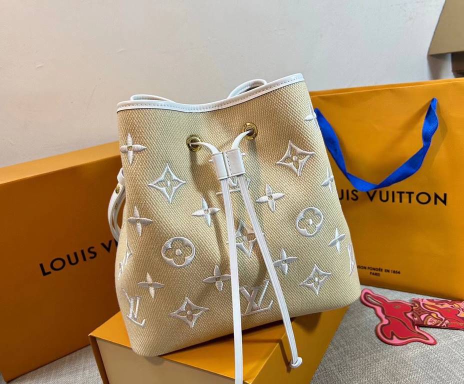 M23080 White, 22852 Louis Vuitton's beloved bucket bag welcomes the summer season. Embroidered with a Monogram pattern on raffia-soft cotton, it's a sophisticated companion for beach days, poolside lounging and cocktail 