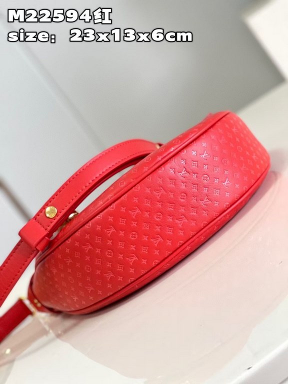 Exclusive M22594 Red 】The Loop bag, made of cowhide leather, is adorned with a miniature version of the Monogram pattern. The colorful silkscreened LV monogram logo and Monogram floral pattern create a gentle contrast wi