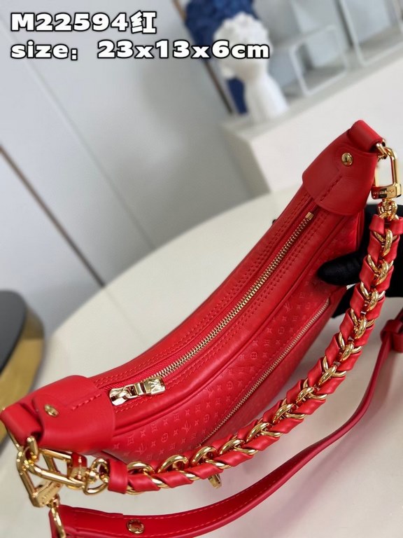 Exclusive M22594 Red 】The Loop bag, made of cowhide leather, is adorned with a miniature version of the Monogram pattern. The colorful silkscreened LV monogram logo and Monogram floral pattern create a gentle contrast wi