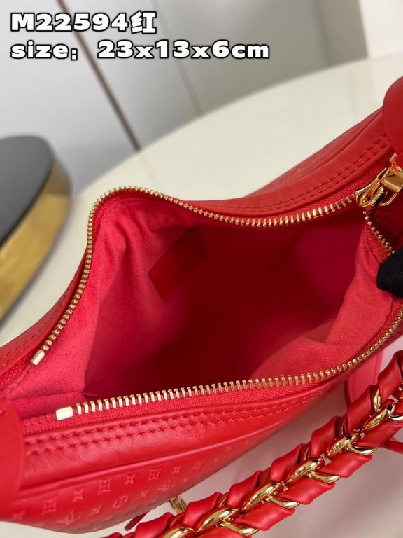 Exclusive M22594 Red 】The Loop bag, made of cowhide leather, is adorned with a miniature version of the Monogram pattern. The colorful silkscreened LV monogram logo and Monogram floral pattern create a gentle contrast wi