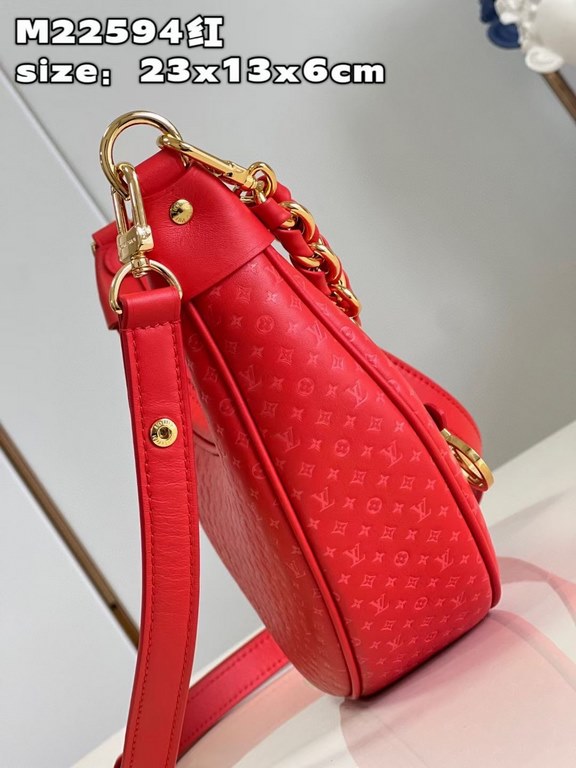 Exclusive M22594 Red 】The Loop bag, made of cowhide leather, is adorned with a miniature version of the Monogram pattern. The colorful silkscreened LV monogram logo and Monogram floral pattern create a gentle contrast wi