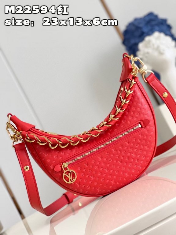 Exclusive M22594 Red 】The Loop bag, made of cowhide leather, is adorned with a miniature version of the Monogram pattern. The colorful silkscreened LV monogram logo and Monogram floral pattern create a gentle contrast wi