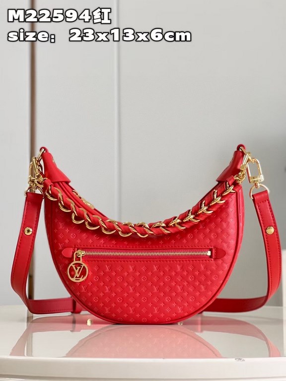 Exclusive M22594 Red 】The Loop bag, made of cowhide leather, is adorned with a miniature version of the Monogram pattern. The colorful silkscreened LV monogram logo and Monogram floral pattern create a gentle contrast wi