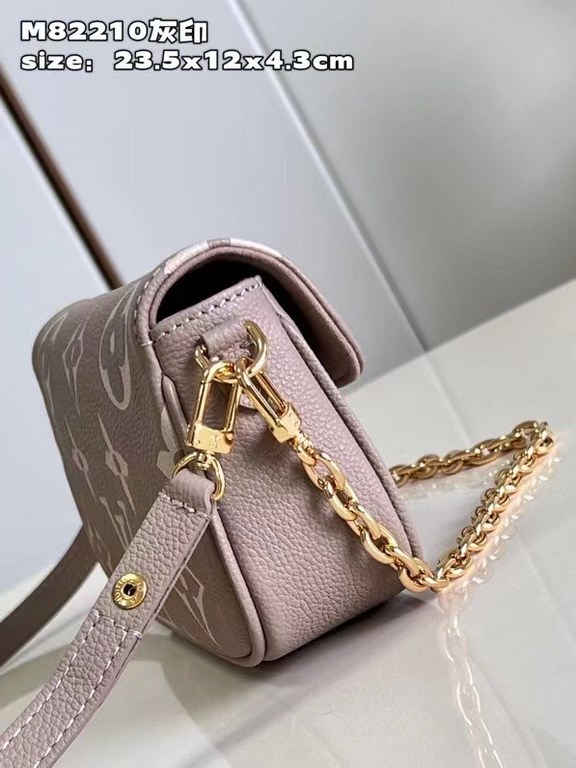 Exclusive M82210 Gray Print 】The Wallet on Chain Ivy is embossed with a large Monogram pattern on grained Monogram Empreinte leather, making it an on-trend choice for everyday and evening occasions. The short chain and d