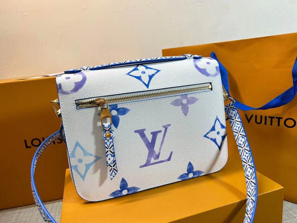 M23055 Blue New for the season from the Messenger Bag Collection POCHETTE MéTIS Medium This Pochette Metis bag features a watercolor effect of LV's letters and Monogram florals on canvas, and a fine Monogram floral patte