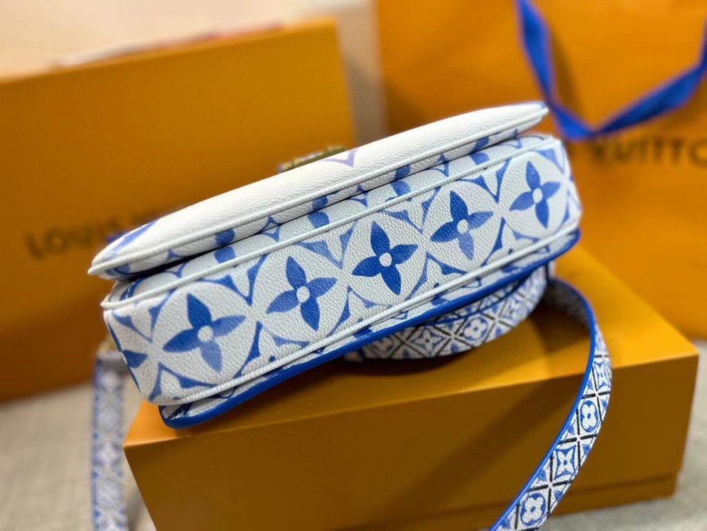 M23055 Blue New for the season from the Messenger Bag Collection POCHETTE MéTIS Medium This Pochette Metis bag features a watercolor effect of LV's letters and Monogram florals on canvas, and a fine Monogram floral patte