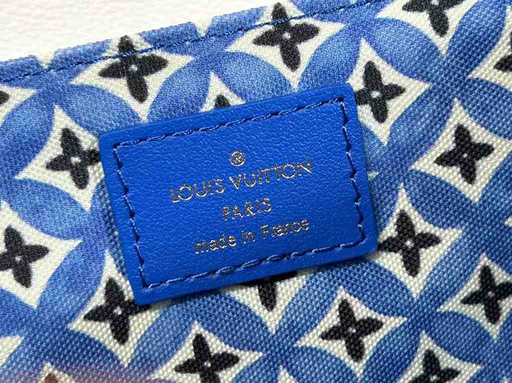 M23055 Blue New for the season from the Messenger Bag Collection POCHETTE MéTIS Medium This Pochette Metis bag features a watercolor effect of LV's letters and Monogram florals on canvas, and a fine Monogram floral patte