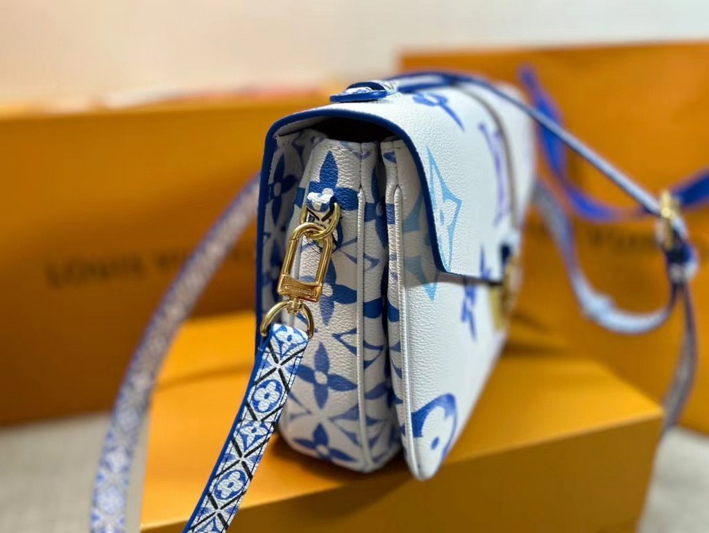 M23055 Blue New for the season from the Messenger Bag Collection POCHETTE MéTIS Medium This Pochette Metis bag features a watercolor effect of LV's letters and Monogram florals on canvas, and a fine Monogram floral patte