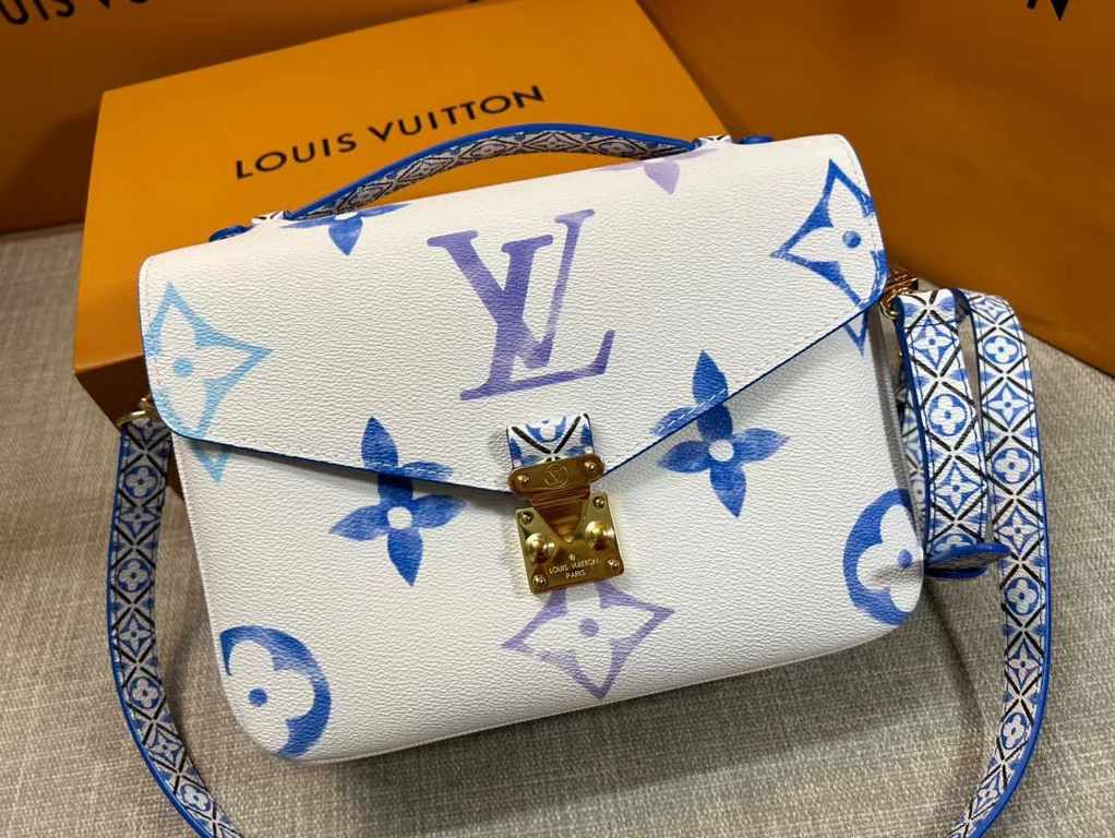 M23055 Blue New for the season from the Messenger Bag Collection POCHETTE MéTIS Medium This Pochette Metis bag features a watercolor effect of LV's letters and Monogram florals on canvas, and a fine Monogram floral patte