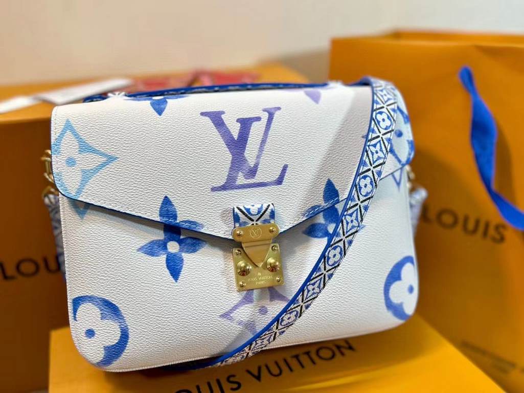 M23055 Blue New for the season from the Messenger Bag Collection POCHETTE MéTIS Medium This Pochette Metis bag features a watercolor effect of LV's letters and Monogram florals on canvas, and a fine Monogram floral patte