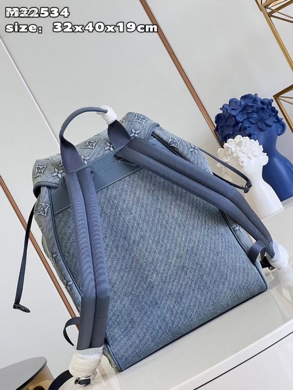 Exclusive M22534 】Montsouris shoulder bag with Monogram pattern embossed on faded denim, a personalized alternative to the classic design. The drawstring closure gives it a soft shape and the vintage label is from the br