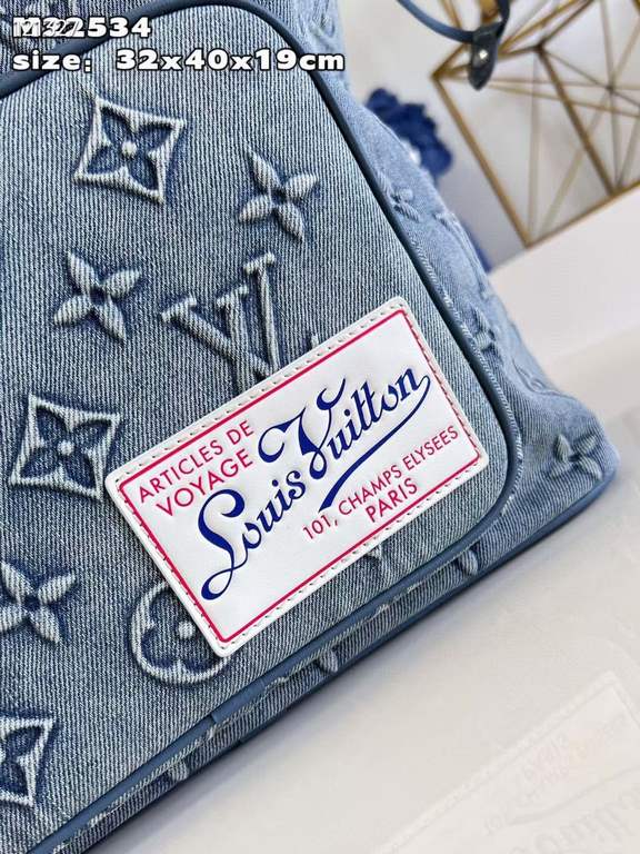 Exclusive M22534 】Montsouris shoulder bag with Monogram pattern embossed on faded denim, a personalized alternative to the classic design. The drawstring closure gives it a soft shape and the vintage label is from the br