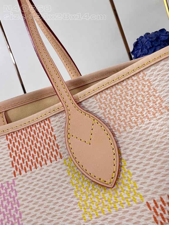 Exclusive N40668 】This Neverfull medium bag is made of Damier Giant canvas in pastel shades, the same material that shapes the interior's detachable zippered coin pocket. Relax the side straps to transform the compact si