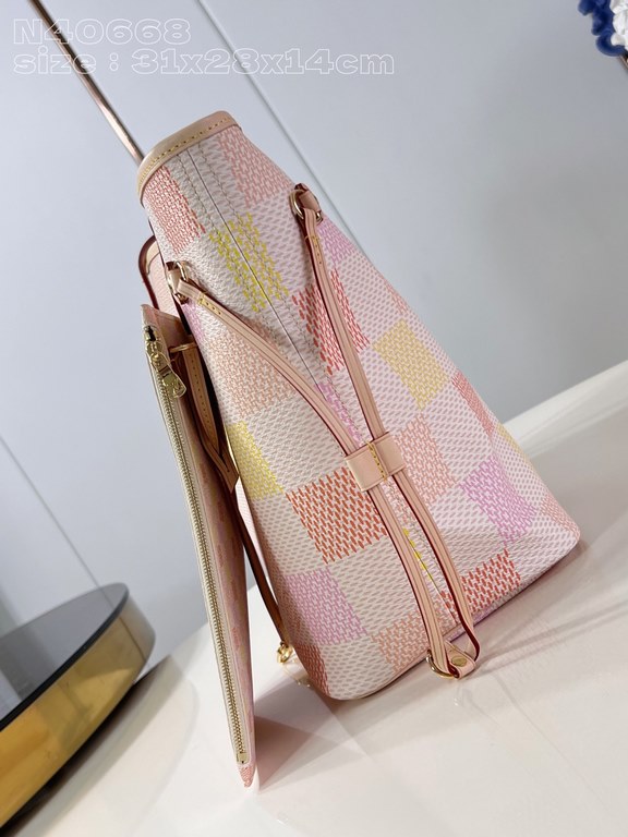 Exclusive N40668 】This Neverfull medium bag is made of Damier Giant canvas in pastel shades, the same material that shapes the interior's detachable zippered coin pocket. Relax the side straps to transform the compact si