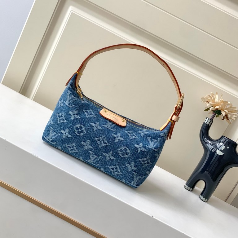 Top M82949 Blue The leather is genuine French grade A quality, handmade and oiled edges with exquisite details Size 20.5x6x16