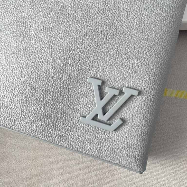 Top    Overseas Original M69837 Gray Exclusive Actual! The new LV Aerogram clutch is a restrained design with an on-trend flair. The soft, supple cowhide leather resembles an old-fashioned airline letterhead, while the m