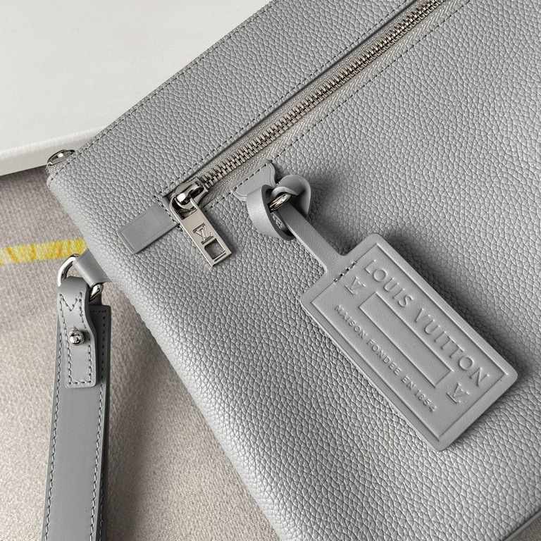 Top    Overseas Original M69837 Gray Exclusive Actual! The new LV Aerogram clutch is a restrained design with an on-trend flair. The soft, supple cowhide leather resembles an old-fashioned airline letterhead, while the m