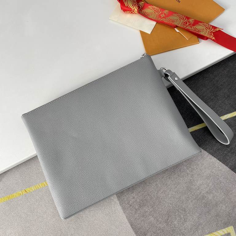 Top    Overseas Original M69837 Gray Exclusive Actual! The new LV Aerogram clutch is a restrained design with an on-trend flair. The soft, supple cowhide leather resembles an old-fashioned airline letterhead, while the m