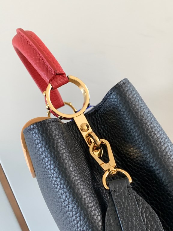 M59465 Black with Crimson Gold Buckle]A modern clash of shades in full-grain cowhide leather, this Capucines BB bag features the iconic LV alphabet and side loops, top handles and a detachable shoulder strap for versatil