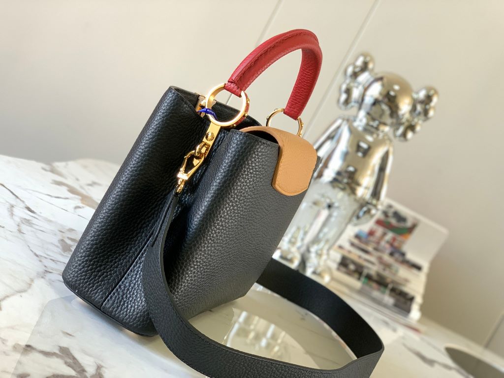 M59465 Black with Crimson Gold Buckle]A modern clash of shades in full-grain cowhide leather, this Capucines BB bag features the iconic LV alphabet and side loops, top handles and a detachable shoulder strap for versatil