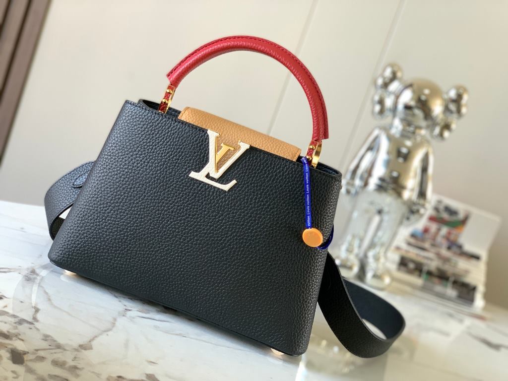 M59465 Black with Crimson Gold Buckle]A modern clash of shades in full-grain cowhide leather, this Capucines BB bag features the iconic LV alphabet and side loops, top handles and a detachable shoulder strap for versatil