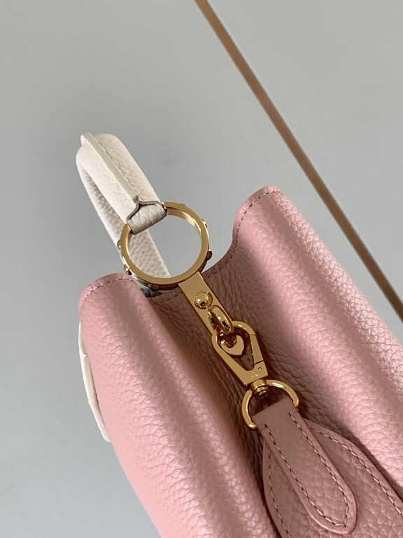 M59465 Rose Pink with Pearl Platinum Buckle]A modern clash of shades in full-grain cowhide leather, this Capucines BB bag features the iconic LV alphabet and side loops, top handles and a detachable shoulder strap for ve