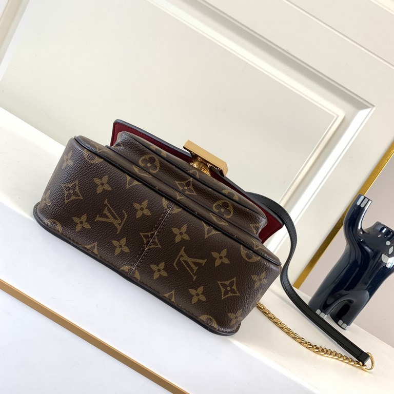 Premium M45592PASSY Chain Bag The Chain Bag is shaped in Monogram canvas with a resin LV magnetic closure, making it an unobtrusive trend-setter. The front and back exterior pockets and interior pockets provide easy acce