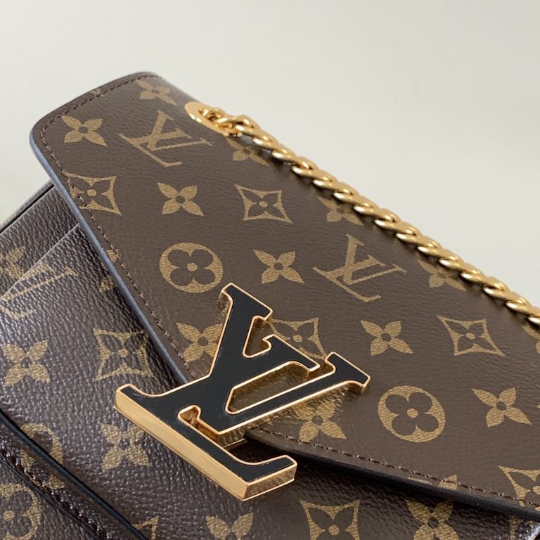 Premium M45592PASSY Chain Bag The Chain Bag is shaped in Monogram canvas with a resin LV magnetic closure, making it an unobtrusive trend-setter. The front and back exterior pockets and interior pockets provide easy acce