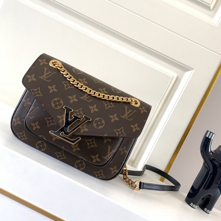 Premium M45592PASSY Chain Bag The Chain Bag is shaped in Monogram canvas with a resin LV magnetic closure, making it an unobtrusive trend-setter. The front and back exterior pockets and interior pockets provide easy acce