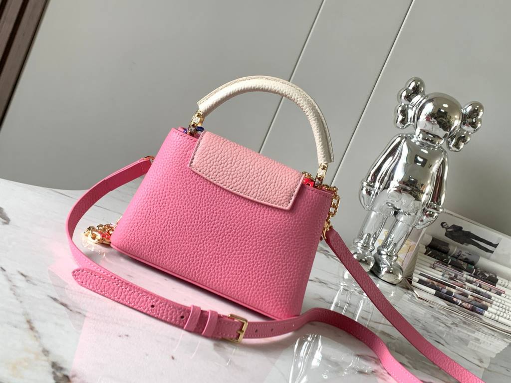 Special gradeM20845 Autumn Taurillon Floral TricotThis Capucines mini handbag is a soft and feminine piece in Taurillon leather with a light-colored flap and top handle, it can also be carried on the shoulder on an ename