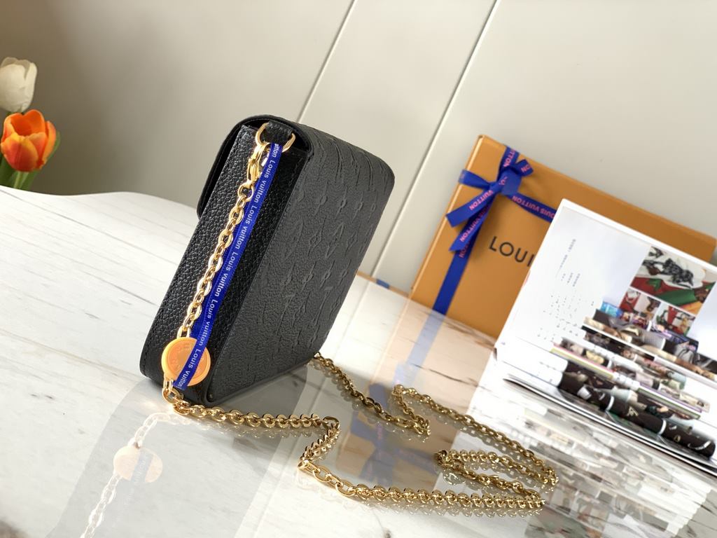 Top M64064 BlackThe Pochette Félicie chain bag is shaped like an envelope in Monogram Empreinte leather and embossed with the classic Monogram pattern. The ample compartments are complemented by a removable zipper pocket