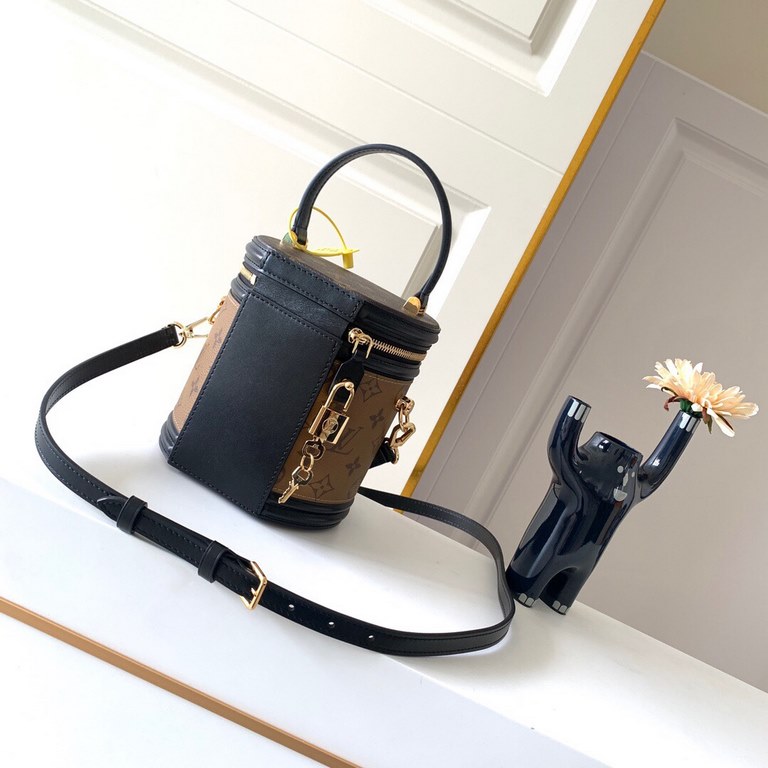 Top PremiumM43986 Top high-end quality PETIT NOE handbags Huanghuala. 18 fall and winter new Bucket bag show models handbags Round bag, in the classic Noé design with modern elements. The combination of soft Monogram can