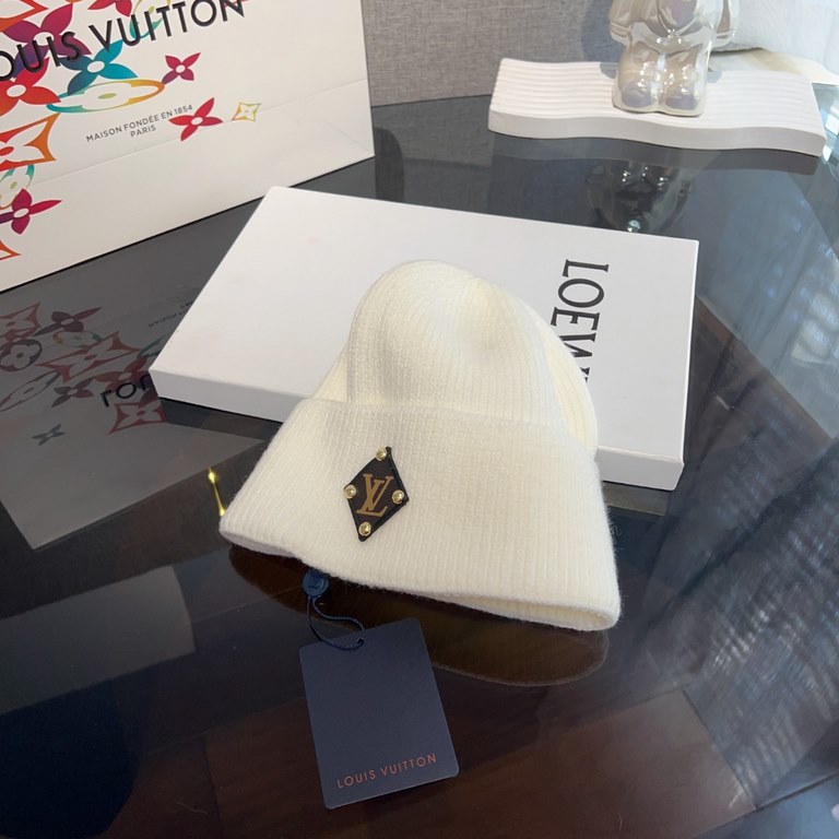 Special  LV Louis VuittonAutumn and winter knitted wool cap   open hung LV shine!Frequent co-branding under the birth of this fall and winter essential fisherman's hatWant to match the classic wear this hat must be a plu