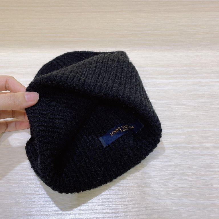 Lv official website knit capVery versatile Men and women universal pro can look at the details, neat workmanship Breathable and comfortable, using imported wool material! Hipster must have!