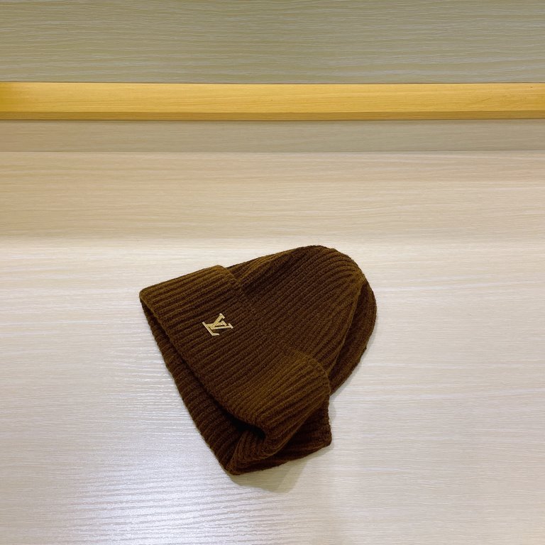 Lv official website knit capVery versatile Men and women universal pro can look at the details, neat workmanship Breathable and comfortable, using imported wool material! Hipster must have!