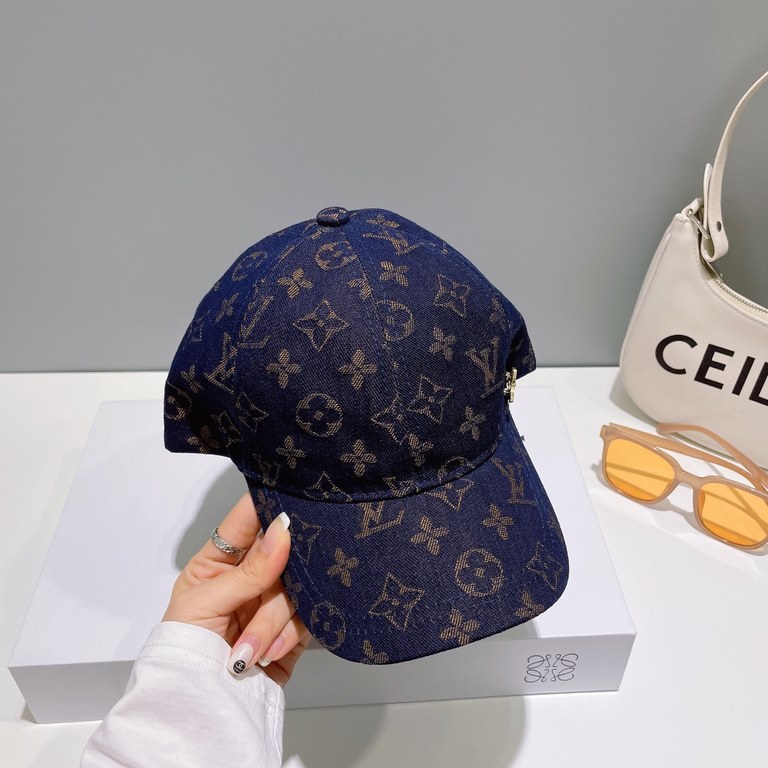 LV Louis Vuitton   official website high version of the shipment, the classic baseball cap, a very classic classic, popular retro beauty, available in all seasons, out of the must-have, very show a small face!