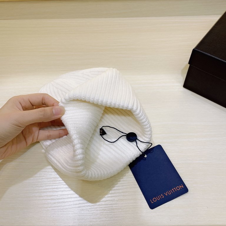 LV Louis Vuitton New Knit Hat!The classic version of the L home senior sense of wear must enter ah  This year's new colors, a bright feeling in front of your eyes The more you look at it, the better it looks   The thickn