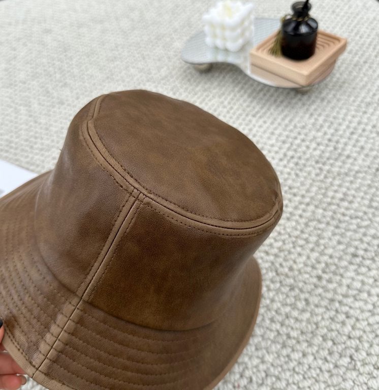 LV early fall new fisherman's hat, original open mold customization, perfect smooth stereotypes! High quality leather. Good to see blowing up the street single product!