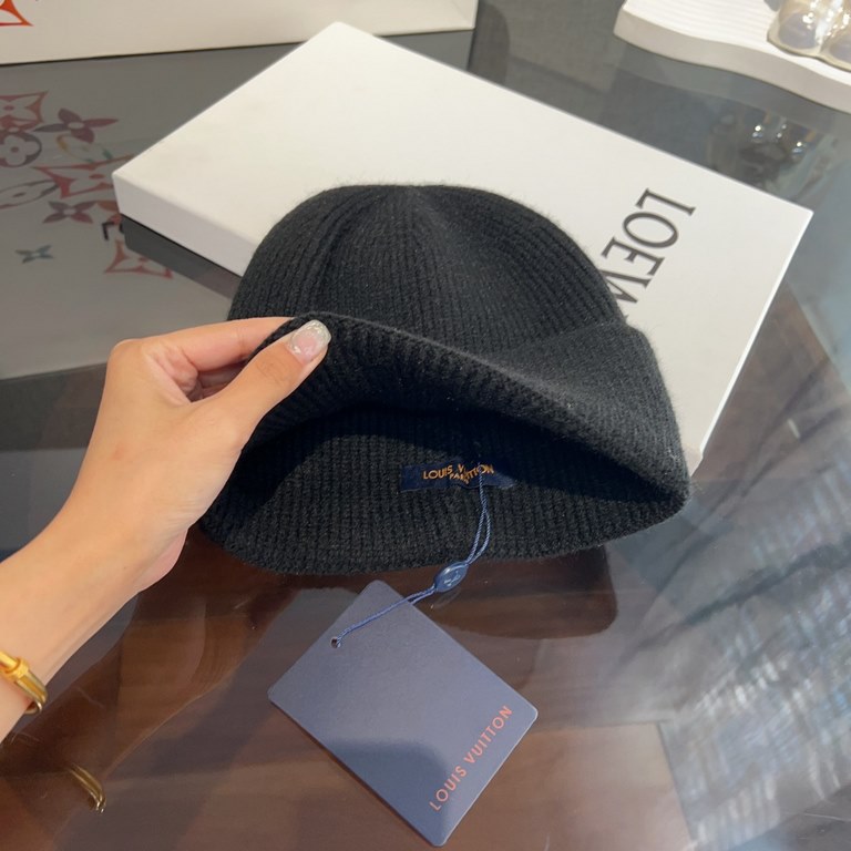 Special  LV Louis VuittonAutumn and winter knitted wool cap   open hung LV shine!Frequent co-branding under the birth of this fall and winter essential fisherman's hatWant to match the classic wear this hat must be a plu