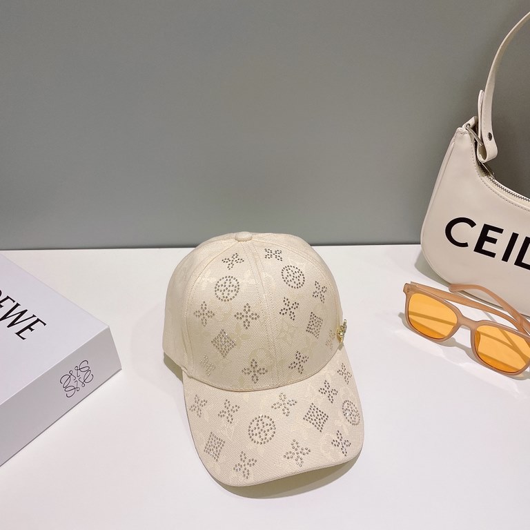 LV Louis Vuitton   official website high version of the shipment, full of diamond logo baseball cap, very classic classic, popular retro beauty, four seasons can be used, go out the must-have, very show the face is small