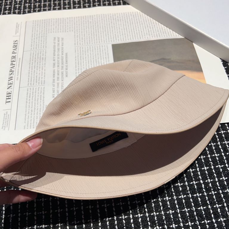 Special  LV Louis VuittonNew Slimming Fisherman's Hat!Proper sense of distance burst     can be imperial or desire Imported material is comfortable and does not tie meat. Special tuning cap shape straight Senior sense of