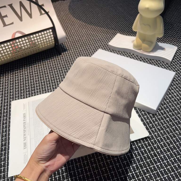 Special  LV Louis VuittonNew Slimming Fisherman's Hat!Proper sense of distance burst     can be imperial or desire Imported material is comfortable and does not tie meat. Special tuning cap shape straight Senior sense of