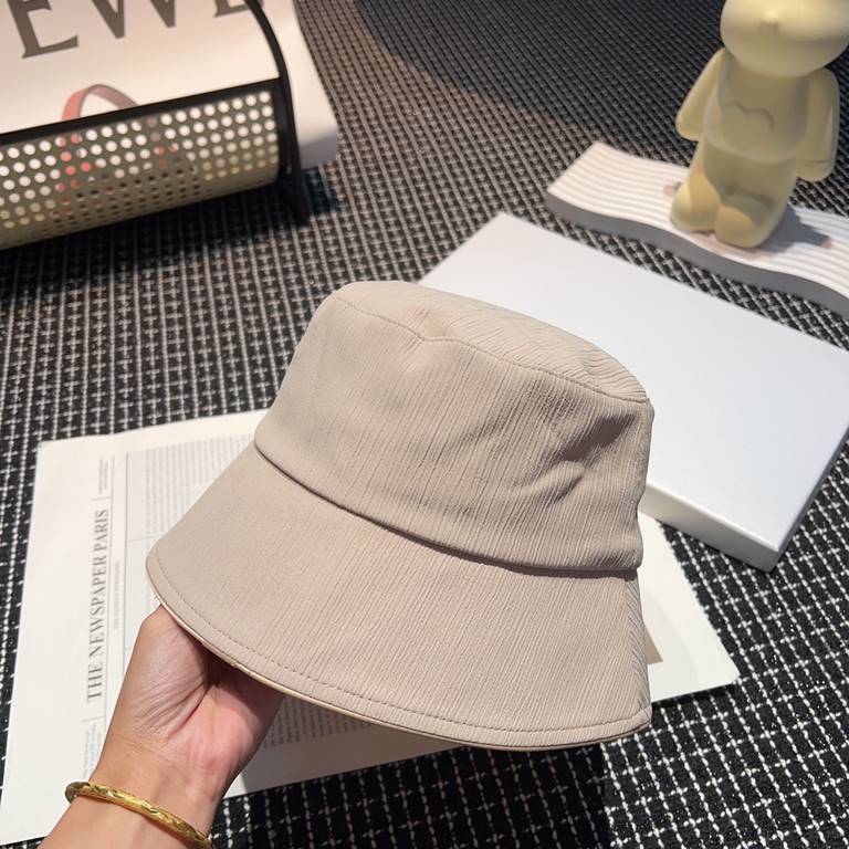 Special  LV Louis VuittonNew Slimming Fisherman's Hat!Proper sense of distance burst     can be imperial or desire Imported material is comfortable and does not tie meat. Special tuning cap shape straight Senior sense of